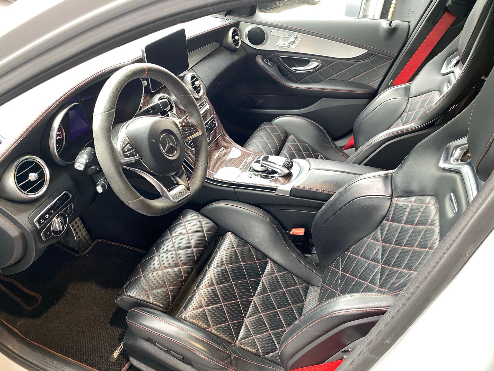 intérieur d'une voiture avec des sièges noirs et un volant.