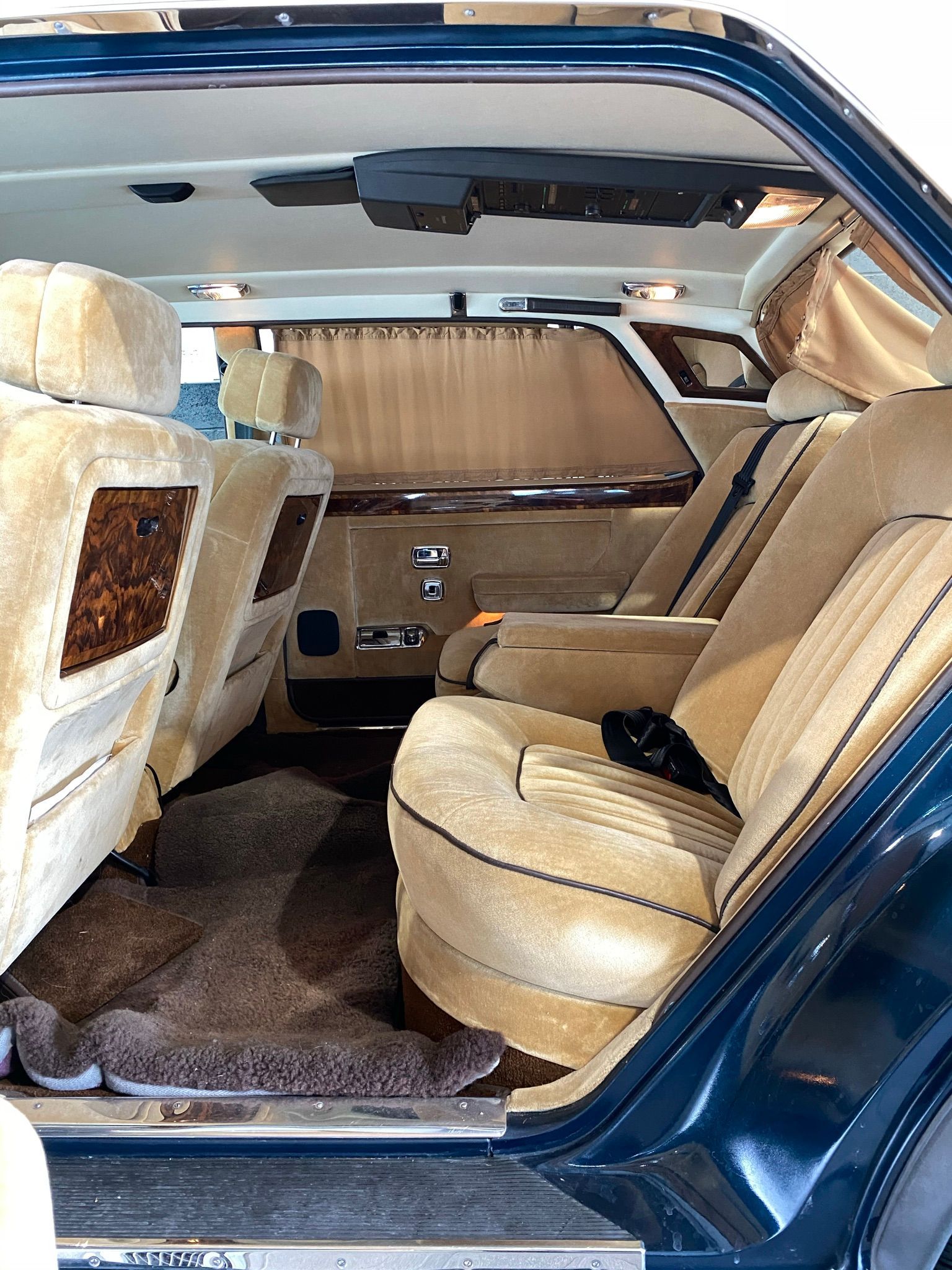 La banquette arrière d'une voiture avec la porte ouverte.