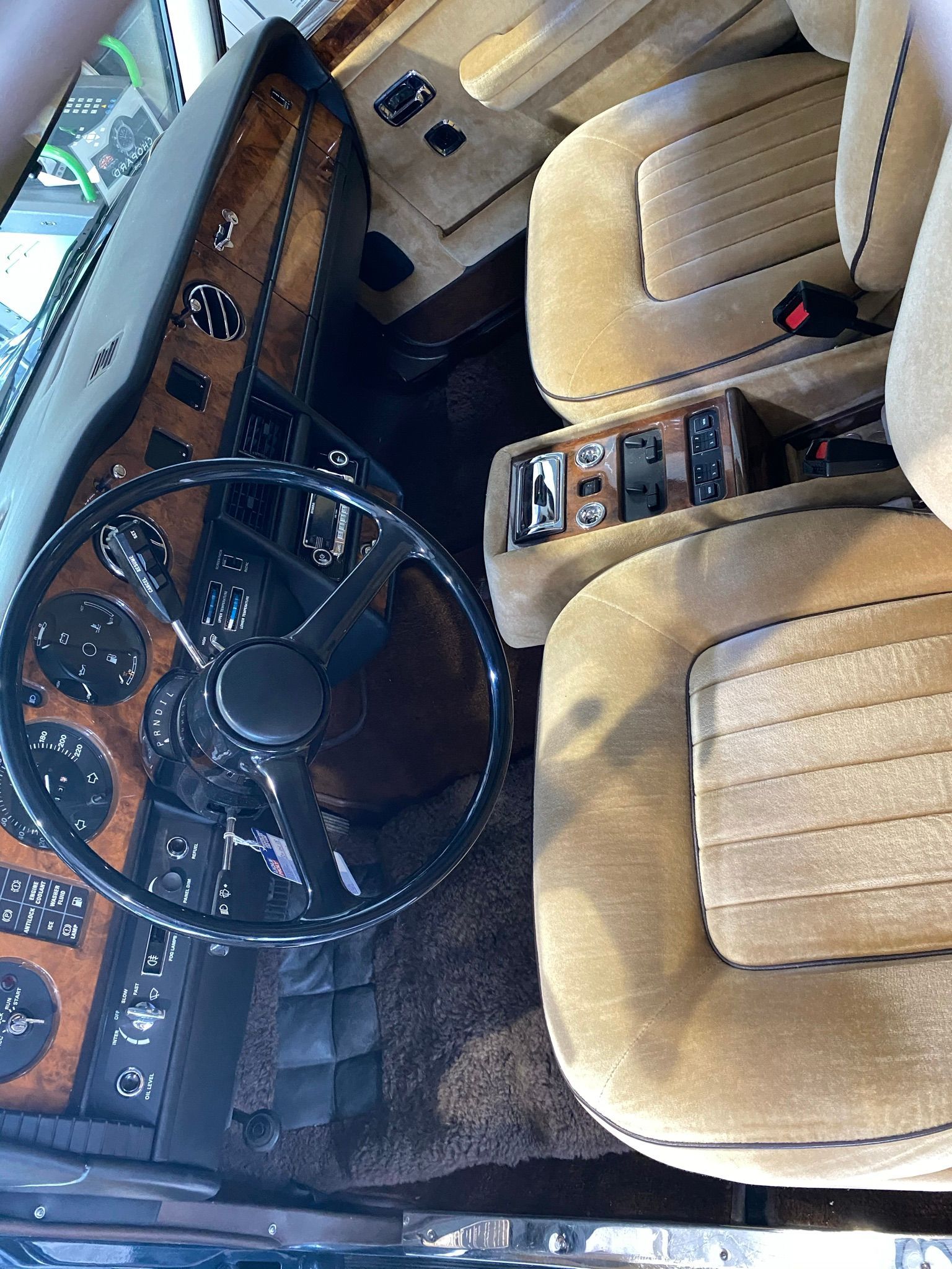 L'intérieur d'une voiture avec volant et sièges.