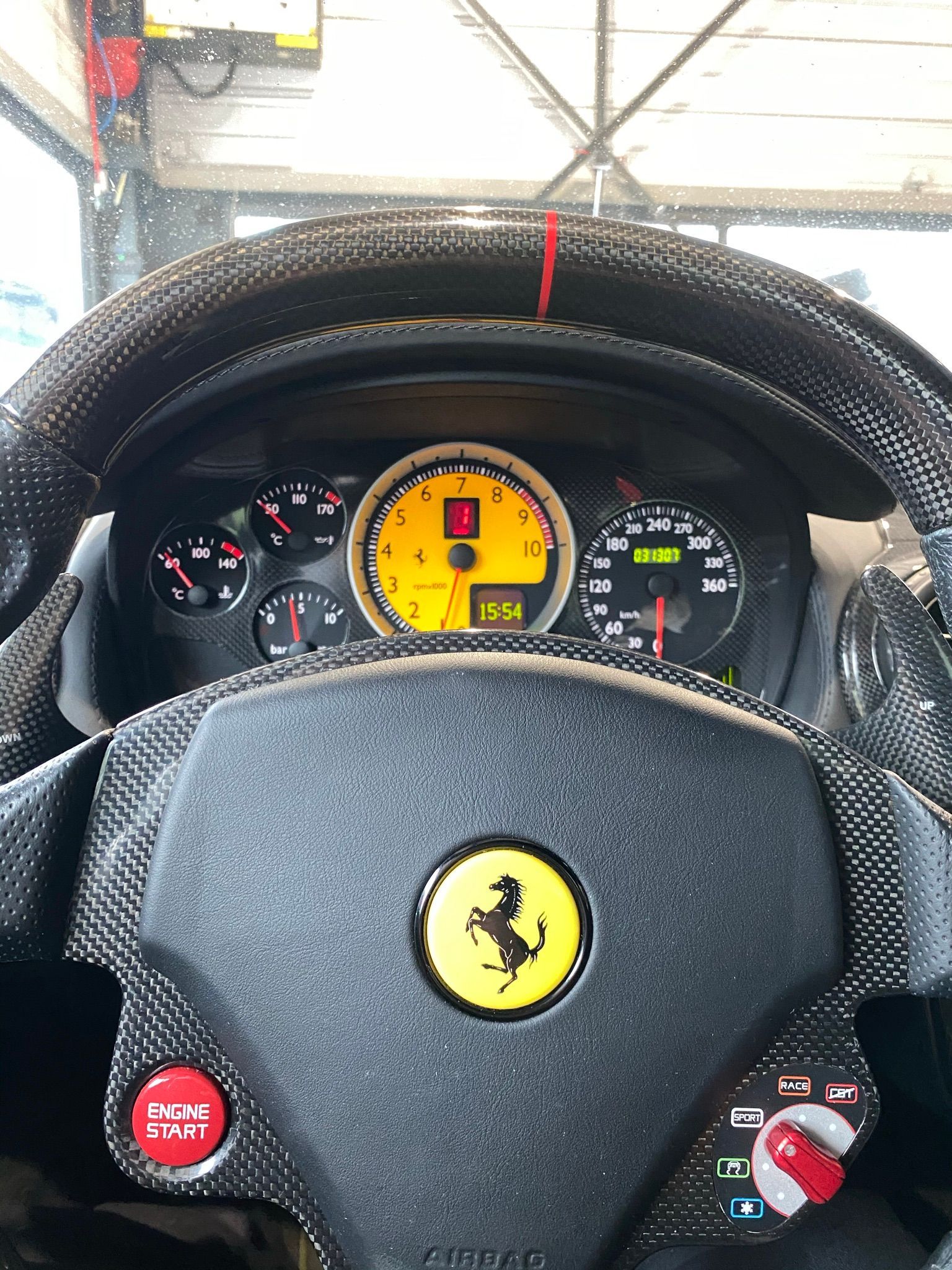 Un gros plan d'un volant et d'un tableau de bord Ferrari