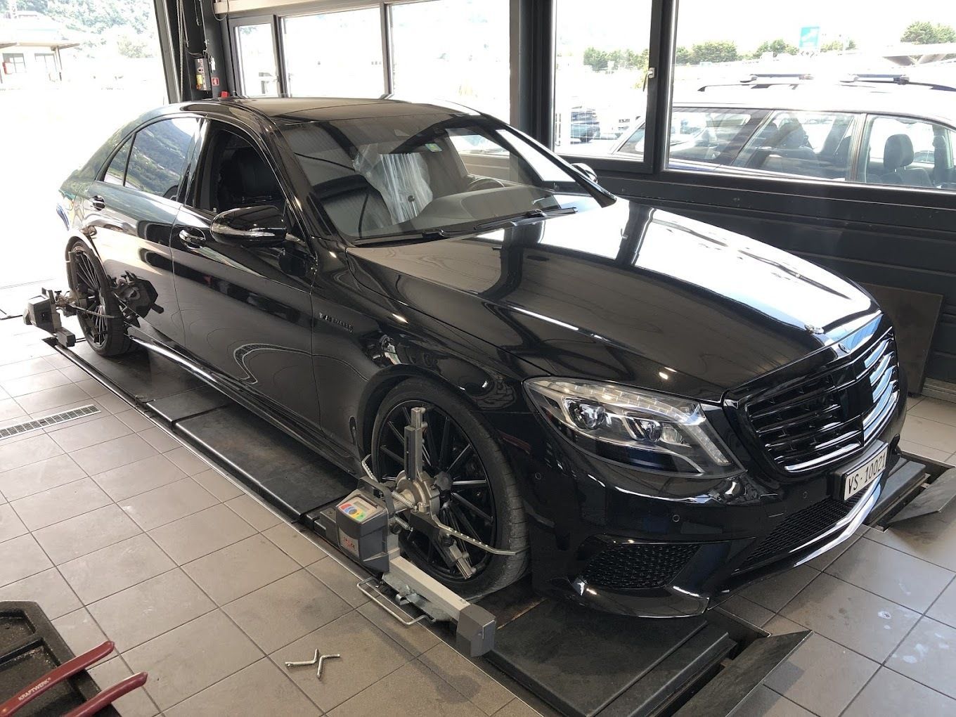 Mercedes noire en cours de réparation chez Garage Universtyle, Sion