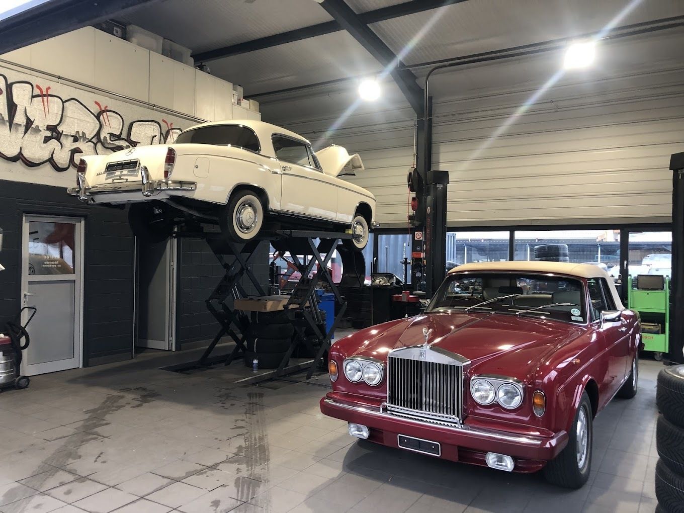 Restauration d'une Rolls-Royce classique rouge par les experts de Garage Universtyle Sion