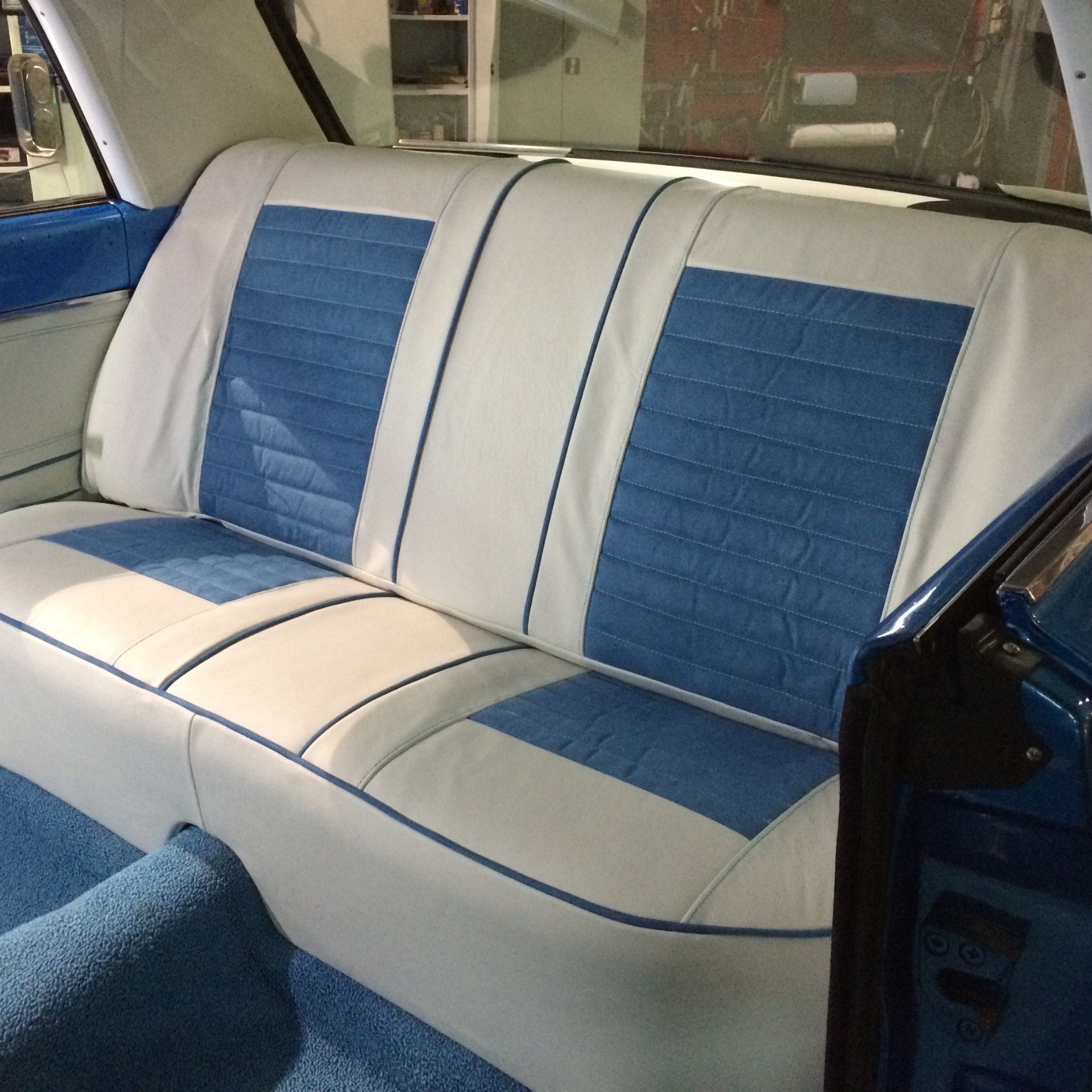 La banquette arrière d'une voiture bleue et blanche