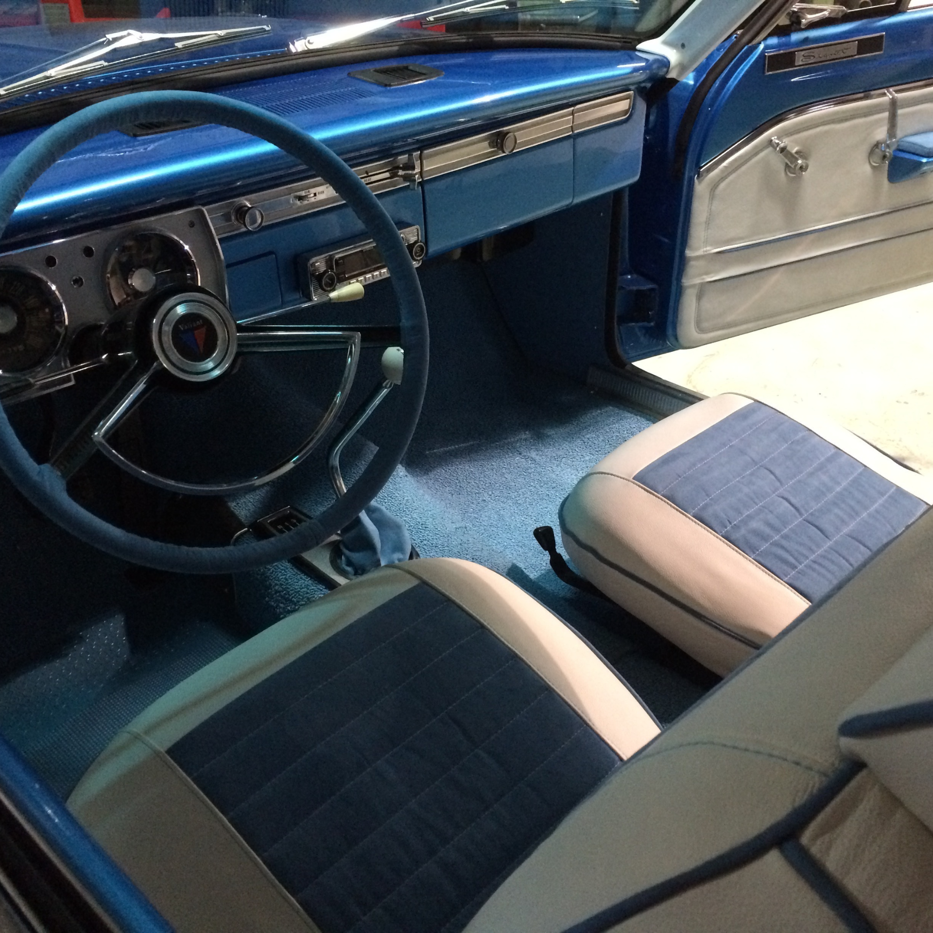 Une voiture bleue avec un volant et des sièges