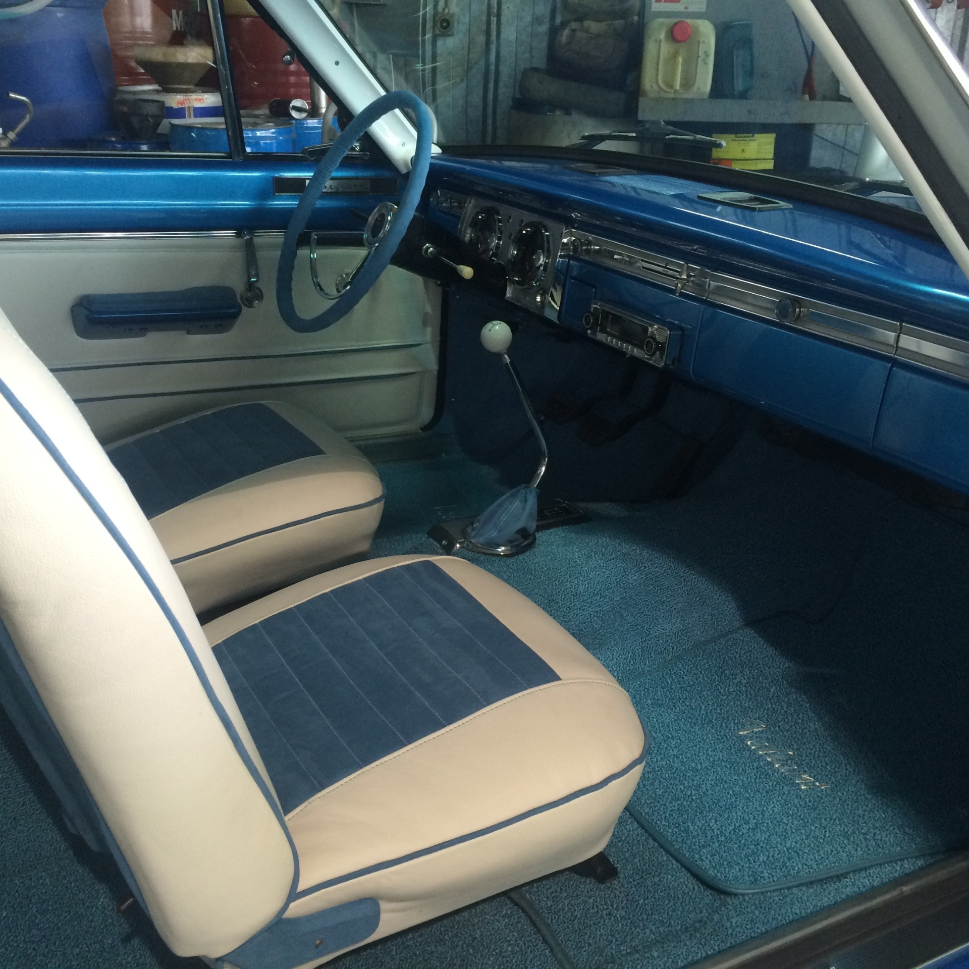 L'intérieur d'une voiture bleue avec un volant