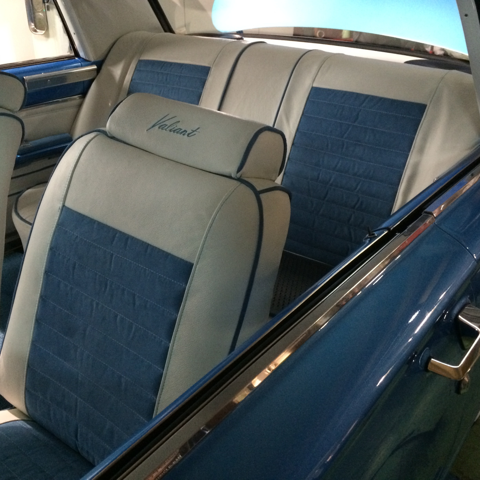 La banquette arrière d'une voiture bleue porte le mot Falcon