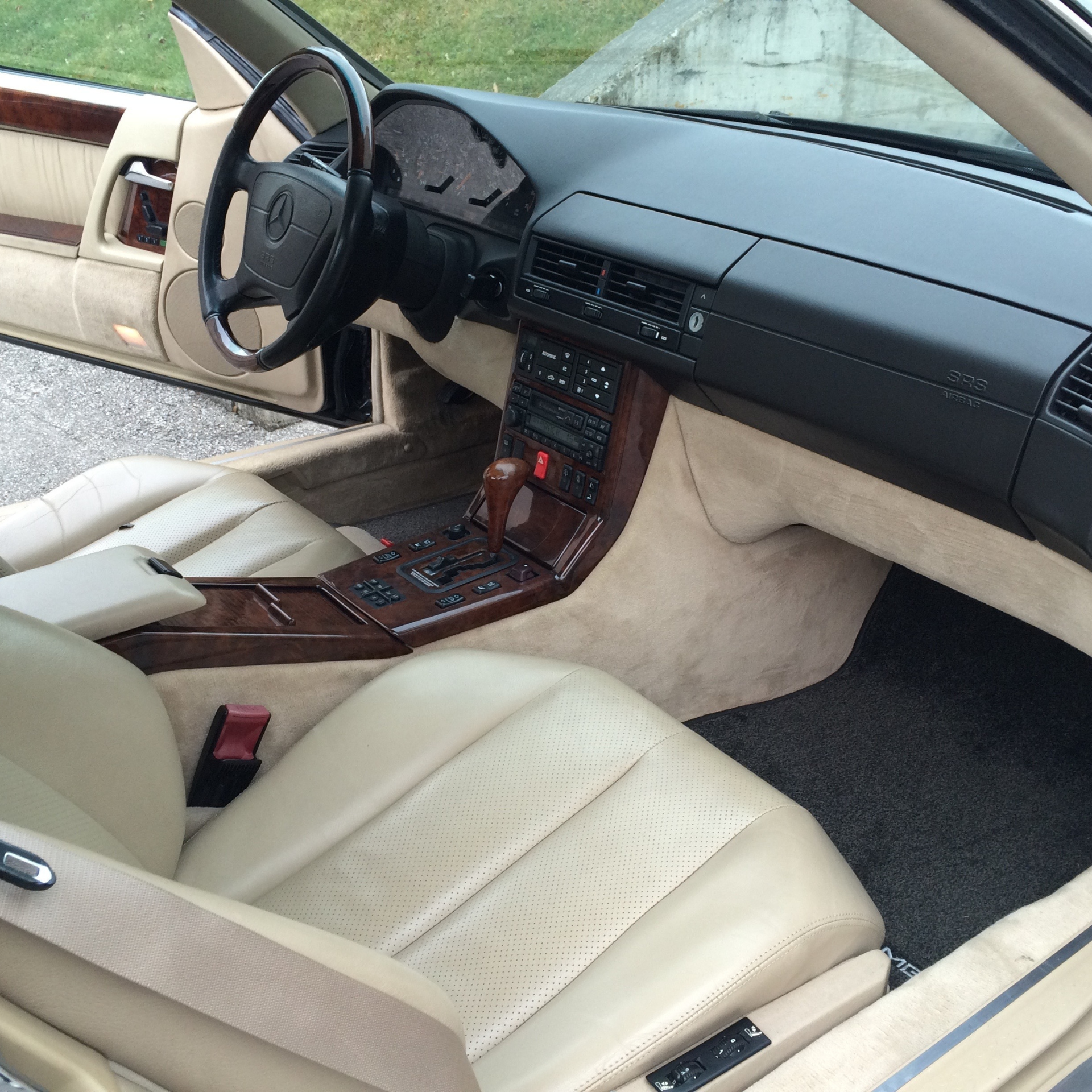 L'intérieur d'une voiture avec un logo Mercedes sur le tableau de bord