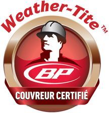 Logo du couvreur certifié Weather-Tite : Un homme portant un casque de sécurité, un cercle rouge et or, texte français « Couvreur Certifié ».