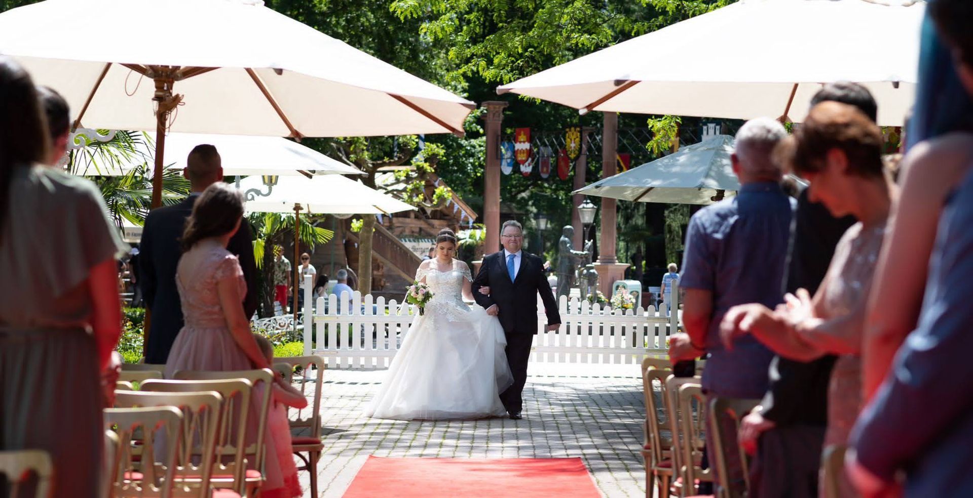 Braut und Brautvater auf dem Weg zur freien Trauung im Europapark