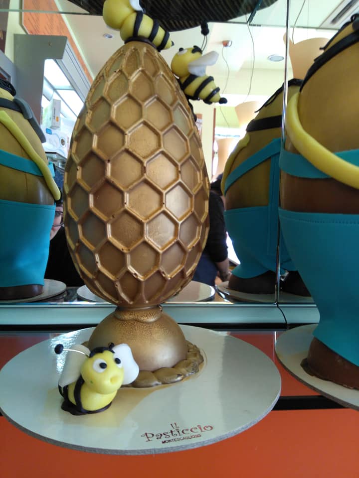 Uovo di Pasqua con ape