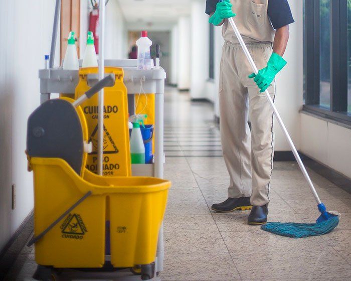 Grandi alleati per le pulizie domestiche: le scope cattura sporco 