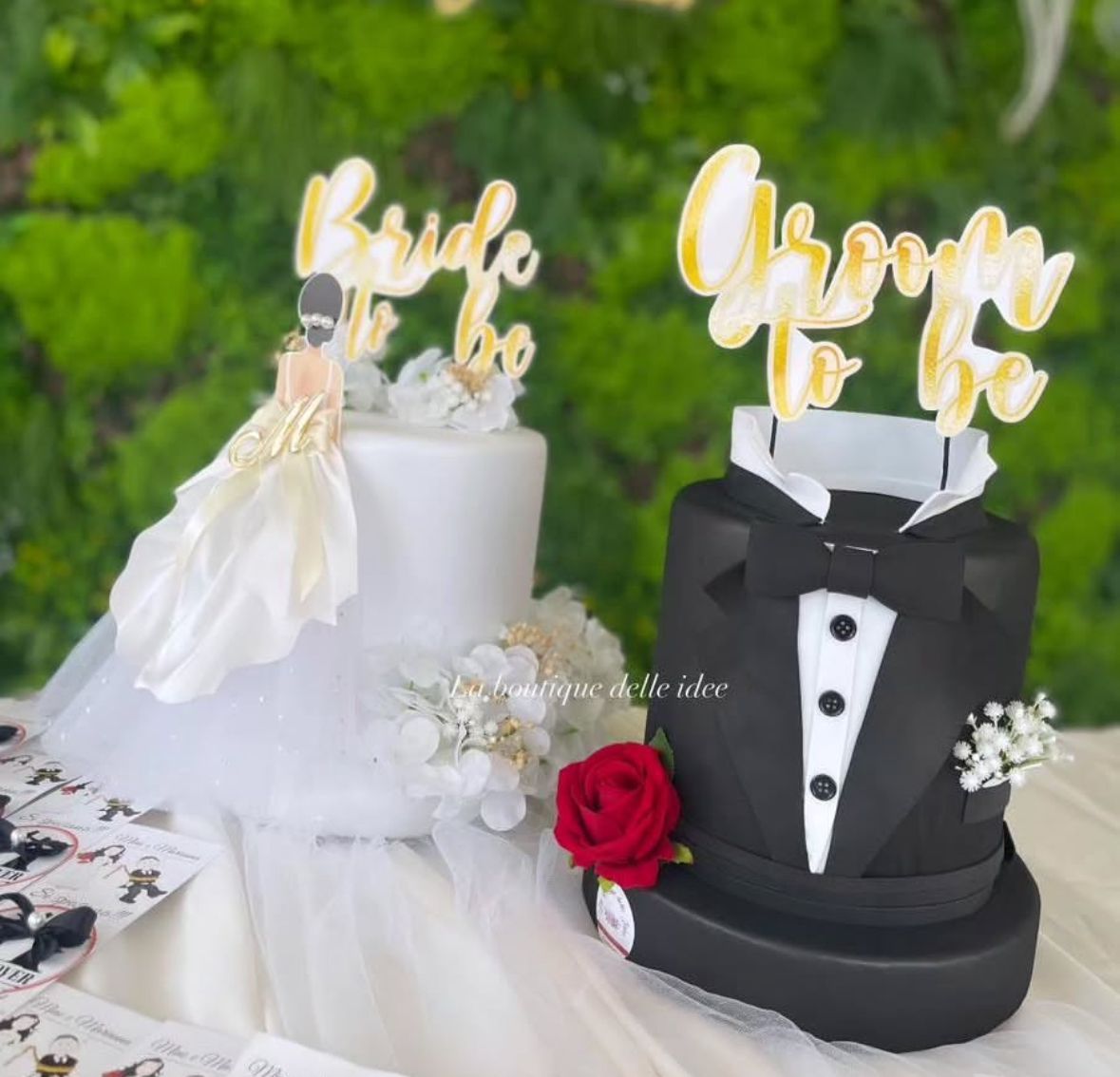 Una torta di sposi con topper per la sposa e lo sposo