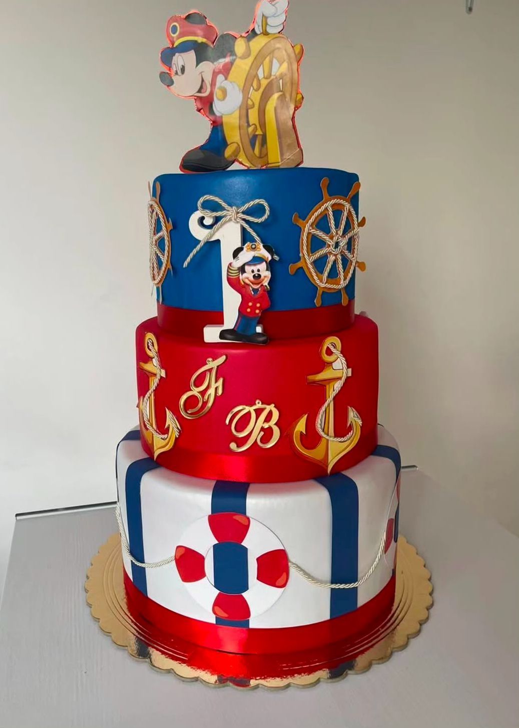 Una torta rossa, bianca e blu con Topolino sopra