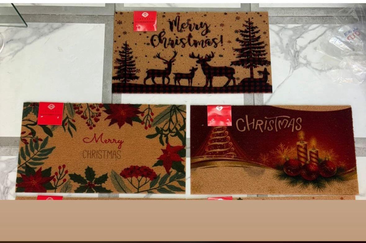 Tre zerbini natalizi sono appoggiati su un tavolo.