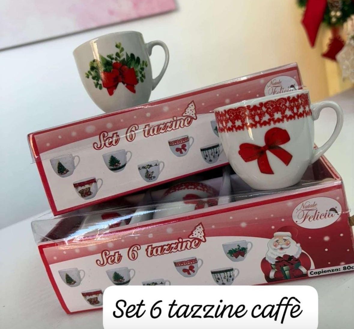 Un set di 6 tazze da caffè posizionate una sopra l'altra
