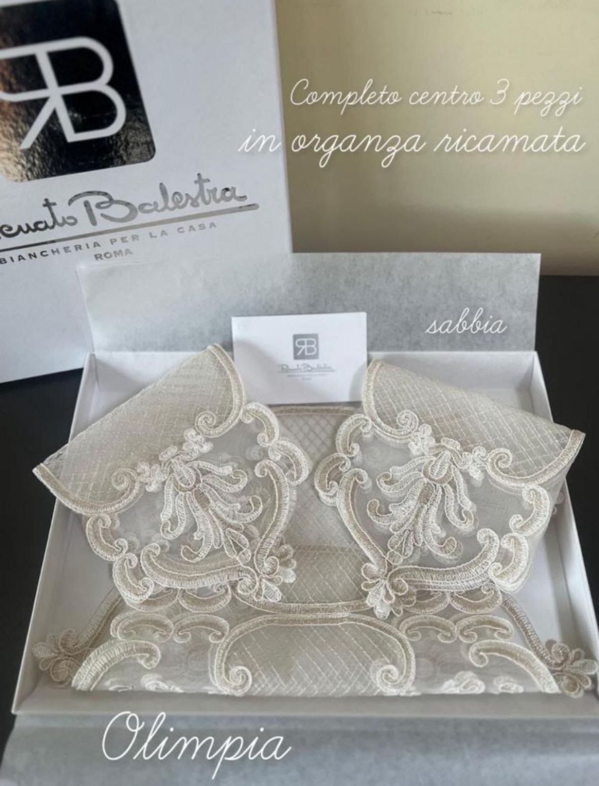 Una scatola piena di una tovaglia e dei tovaglioli.