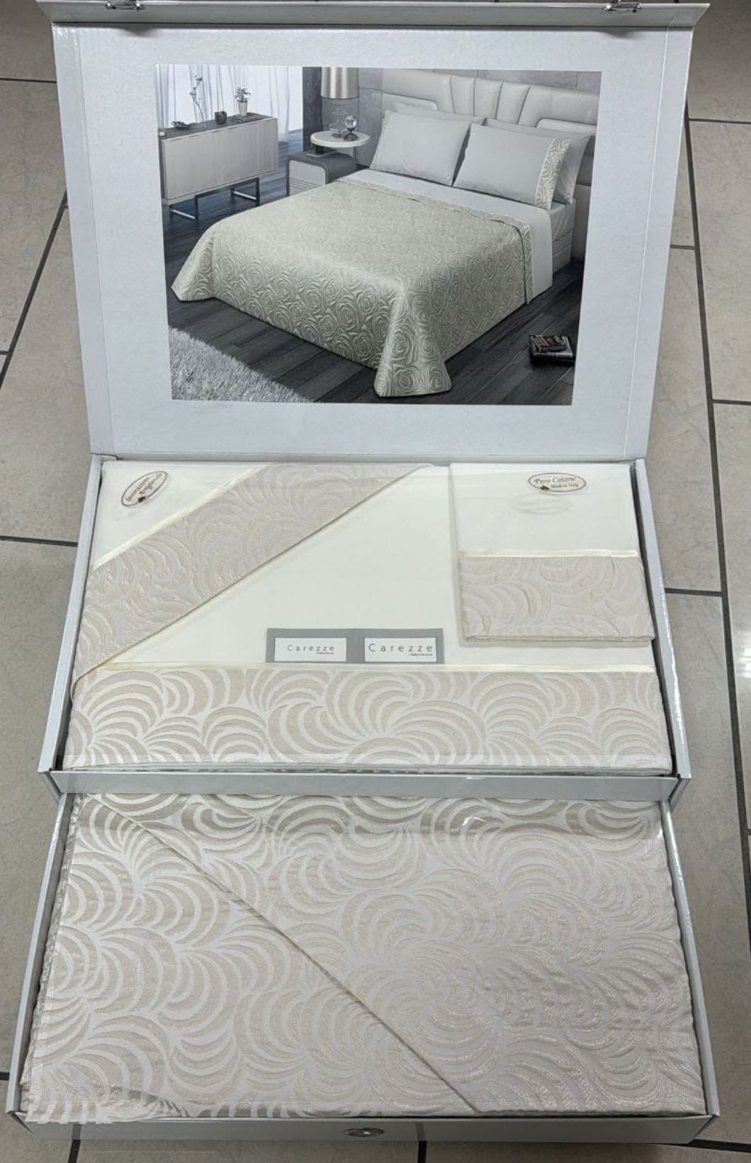 C'è la foto di un letto nella scatola.