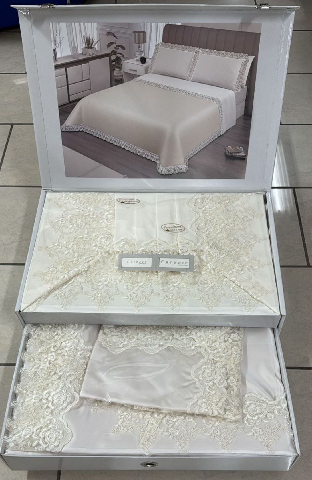 C'è la foto di un letto nella scatola.