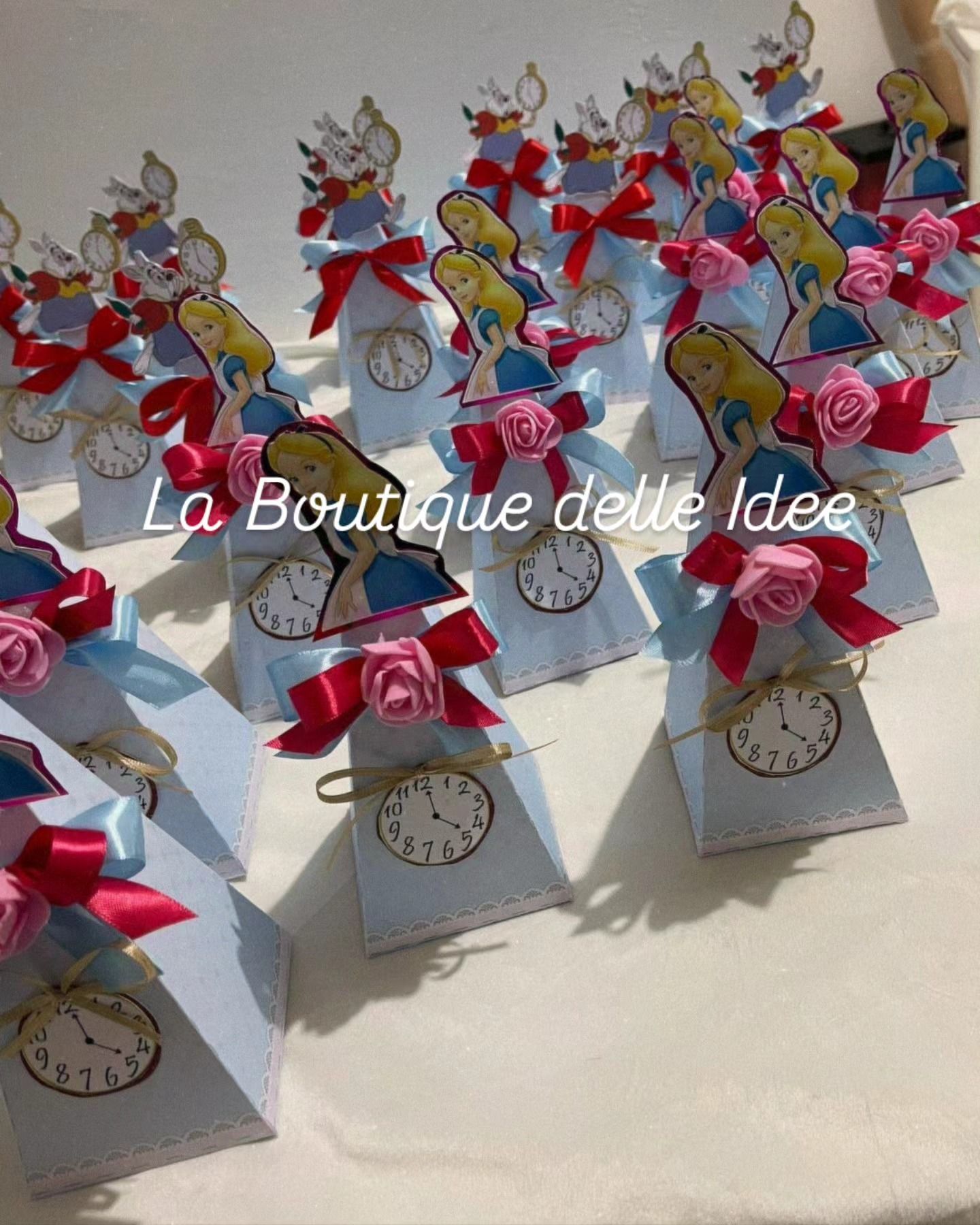 Un mucchio di scatole con sopra Alice nel paese delle meraviglie