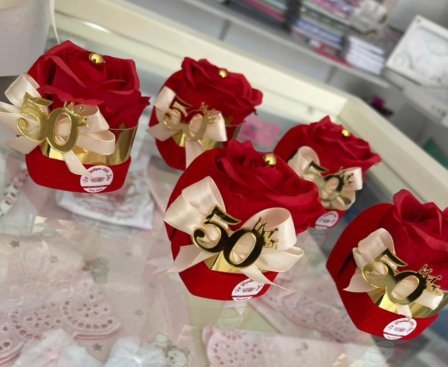 Un mazzo di rose rosse con il numero 50 sopra