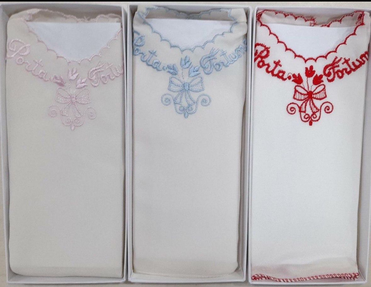 Tre asciugamani bianchi con la scritta porta sopra