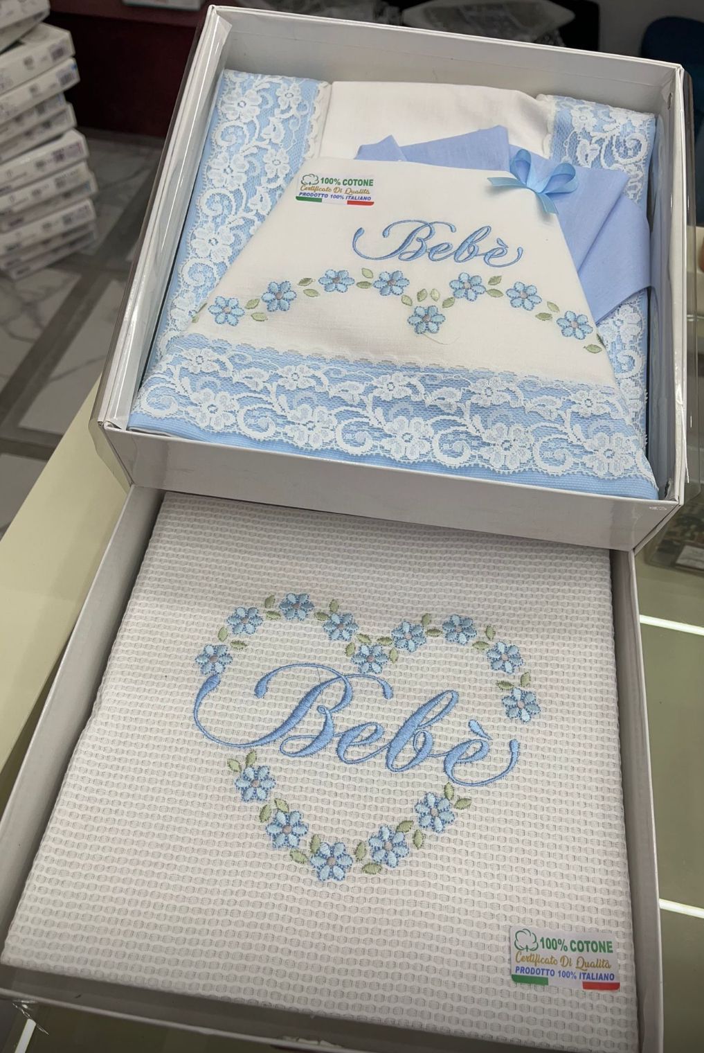 Un asciugamano bianco con la parola bebe ricamata sopra