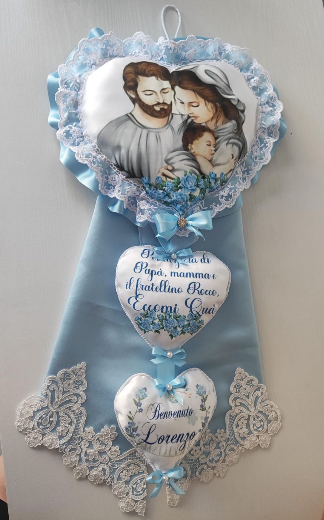 Una decorazione per baby shower con un'immagine della sacra famiglia.