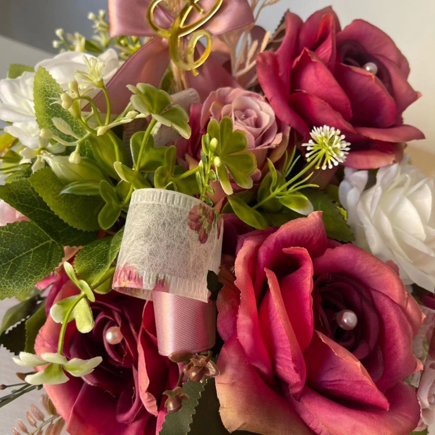 Un primo piano di un bouquet di fiori rosa e bianchi