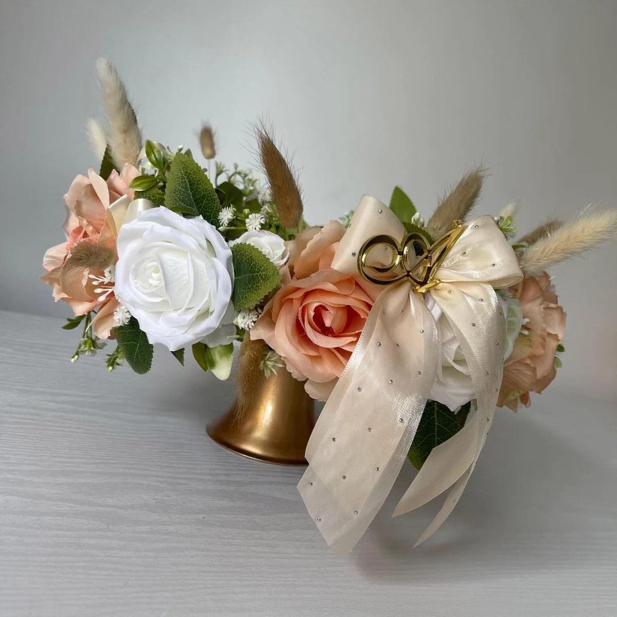 Un vaso pieno di fiori e un paio di fedi nuziali