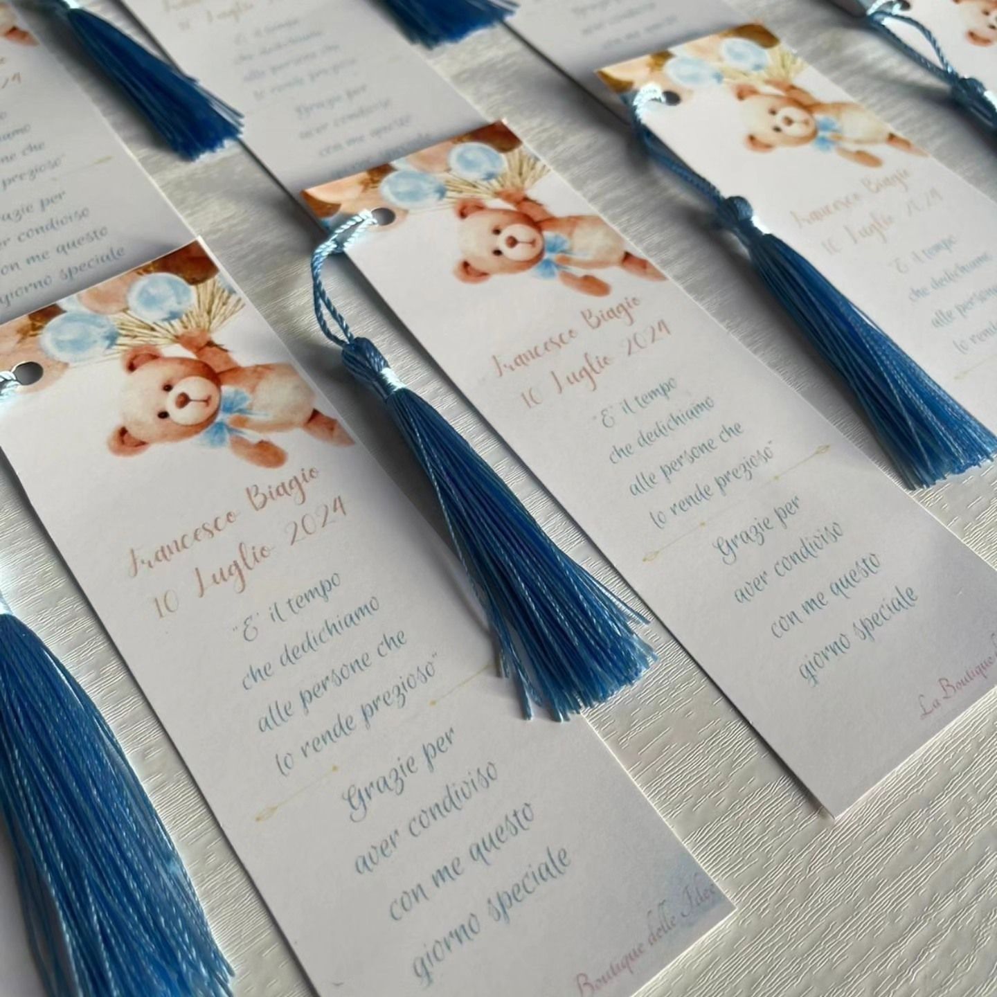 Un mucchio di segnalibri con un orsacchiotto sopra