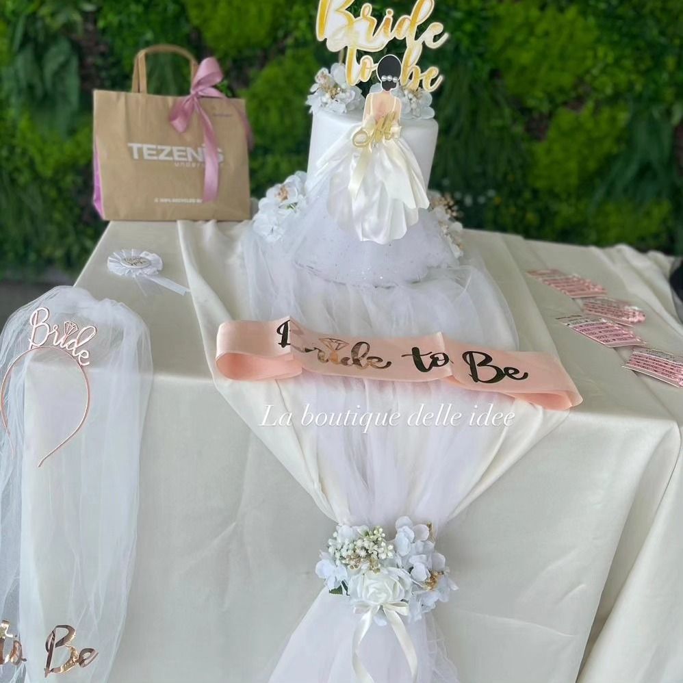 Un tavolo con una fascia per la futura sposa sopra