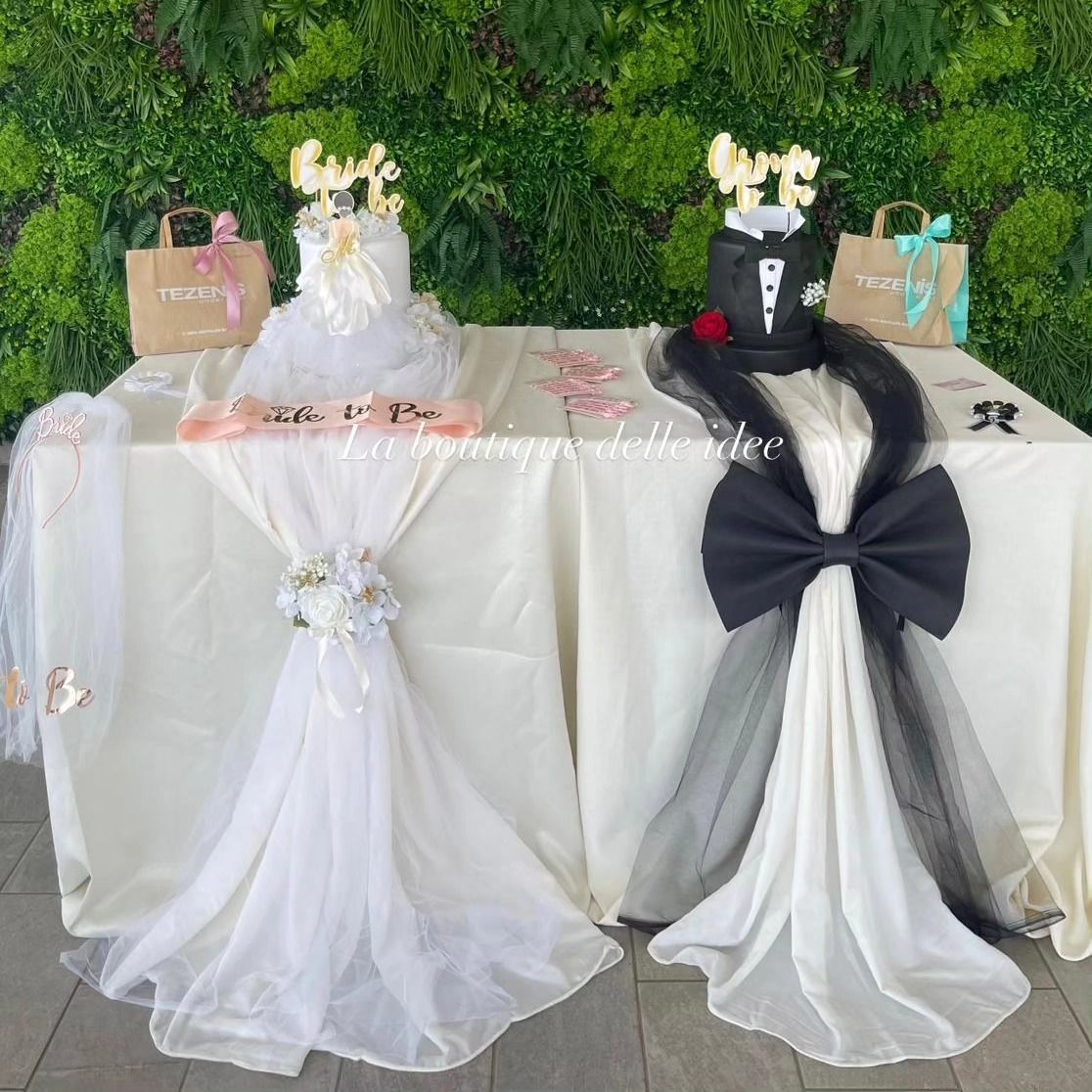 Un tavolo con una statuetta di sposi sopra