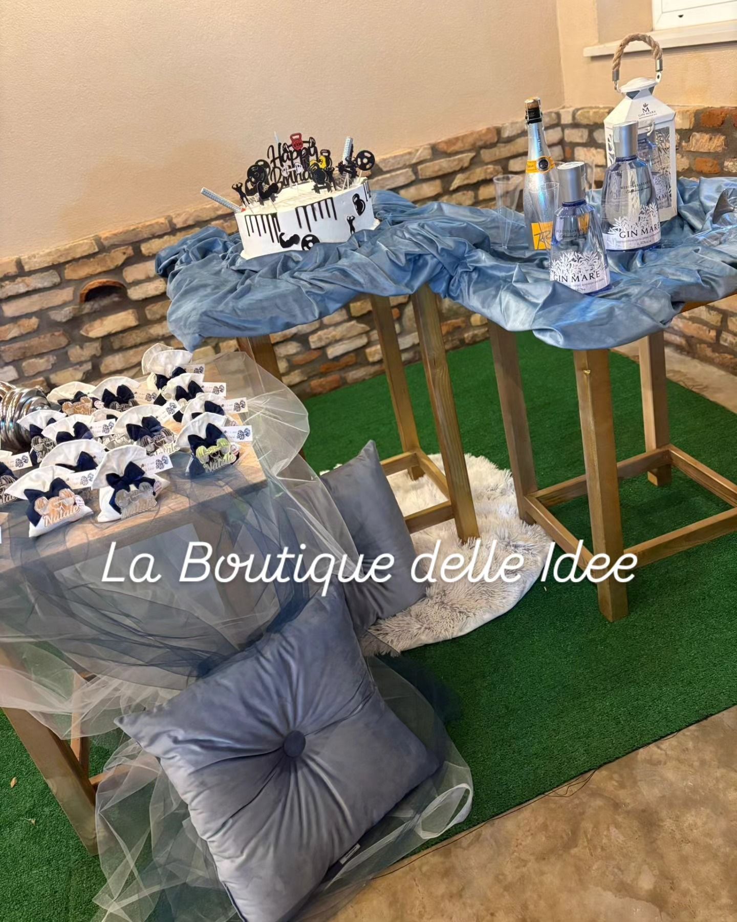 Un tavolo con una torta e una bottiglia di champagne sopra.