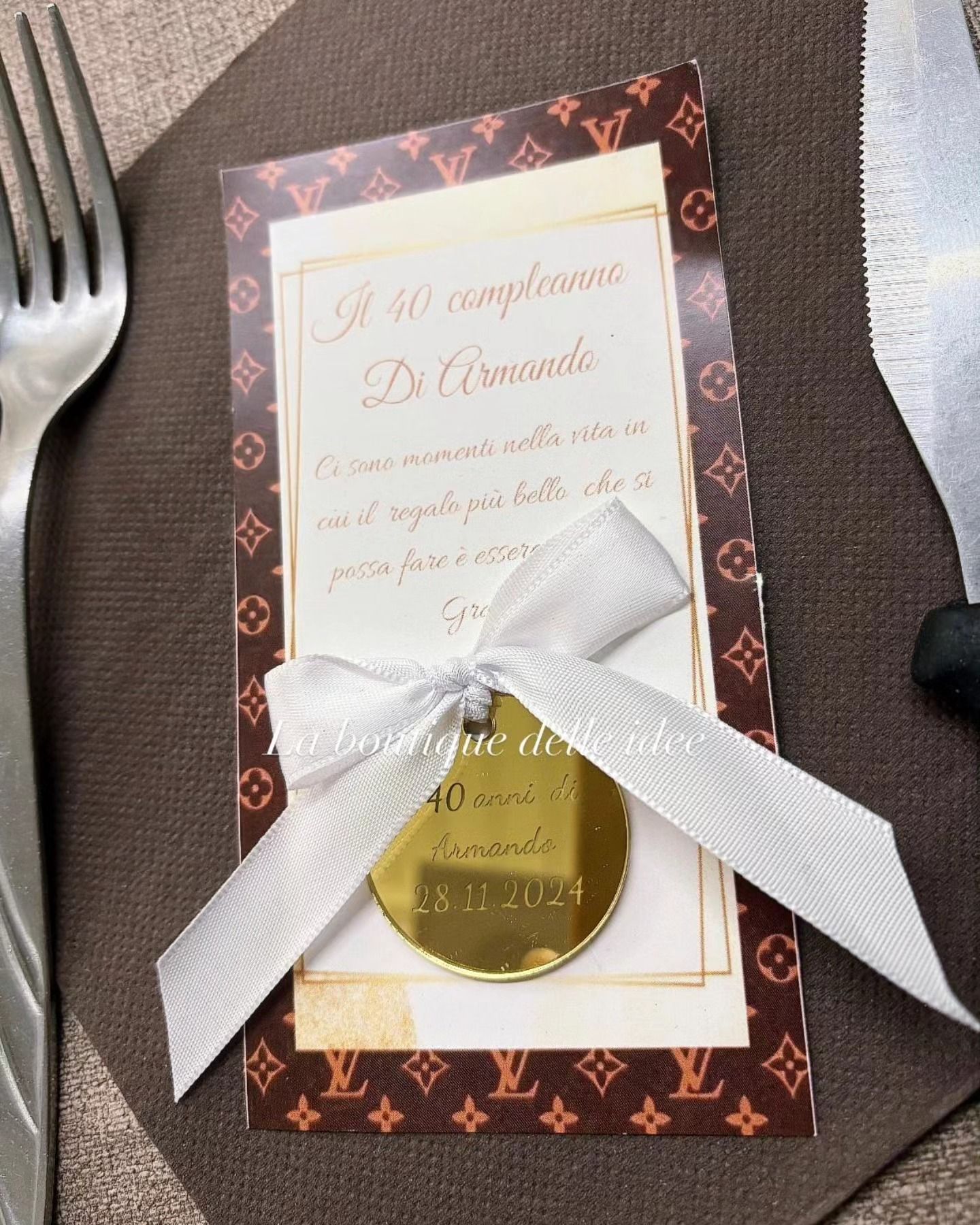 Una carta Louis Vuitton con una moneta d'oro sopra