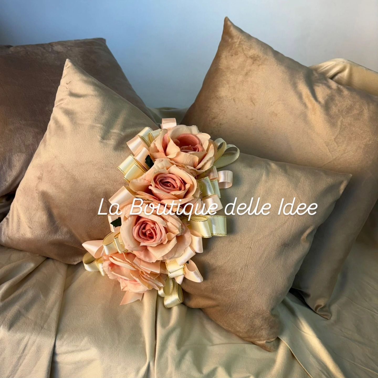 Un cuscino con rose e nastri sopra dice la boutique delle idee