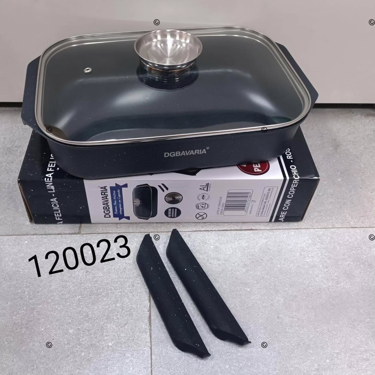 Una pentola con un coperchio di vetro è appoggiata sopra una scatola.