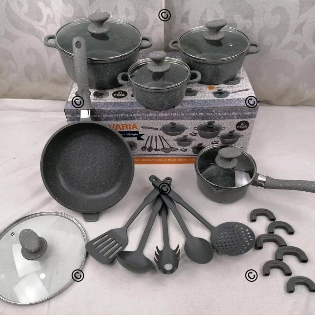 Un set di pentole e padelle con utensili su un tavolo