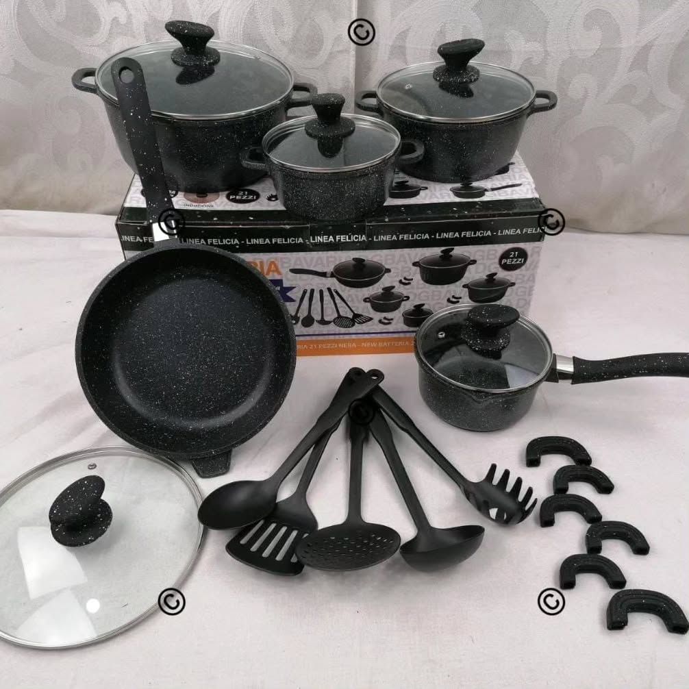 Un set di pentole e padelle nere con coperchi di vetro