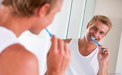 Auch nach der häuslichen Zahnpflege bleiben Beläge auf den Zähnen zurück
