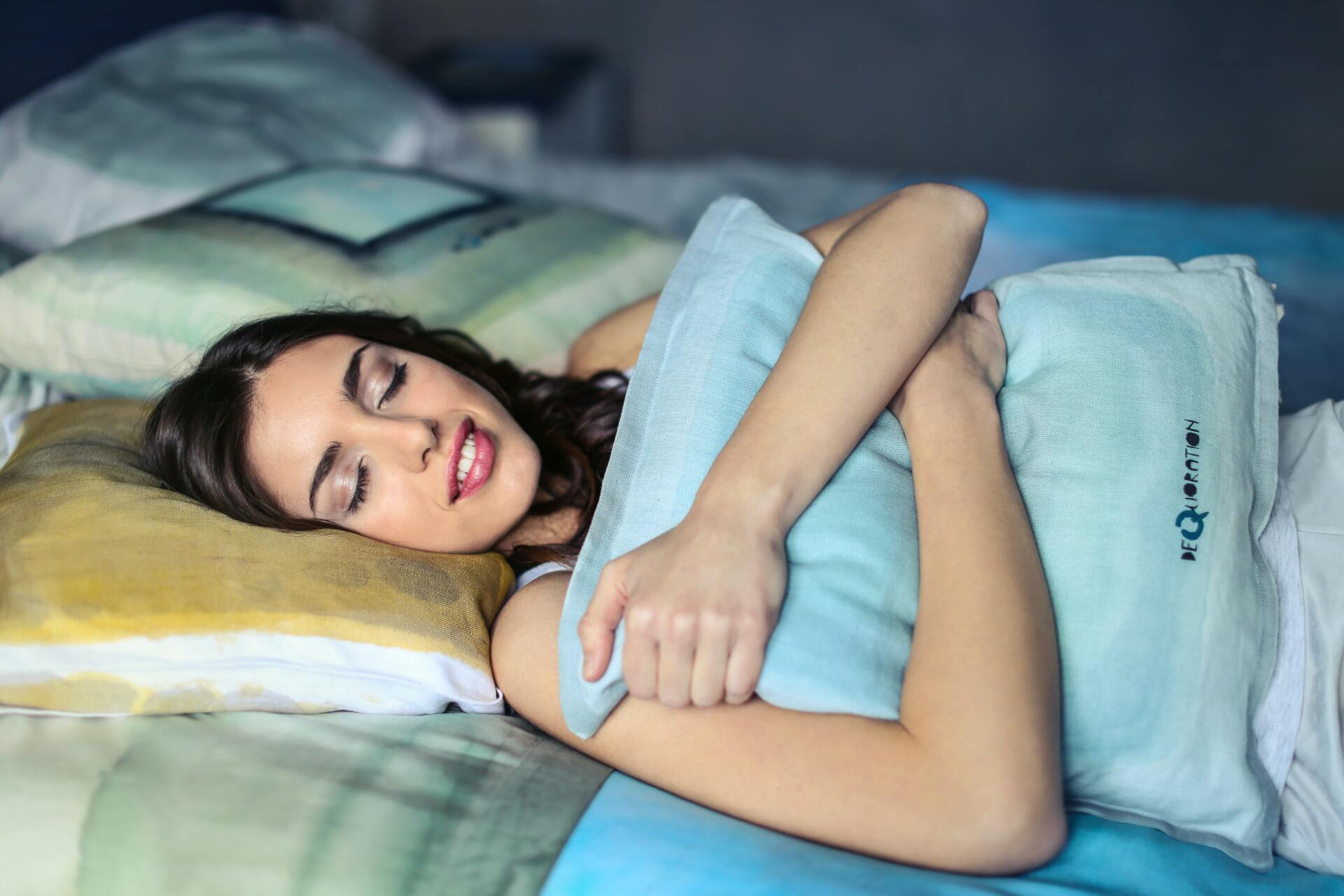 Slapende vrouw; slapen maakt immuunsysteem sterker