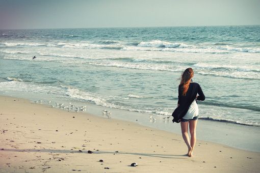 Vrouw wandelt op het strand, buiten, ontspannen, bewegen