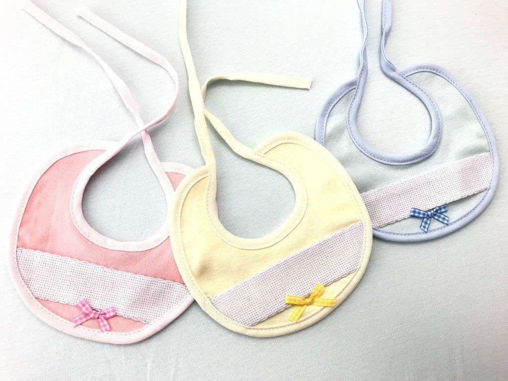 bavaglino ricamo filati tre sfere