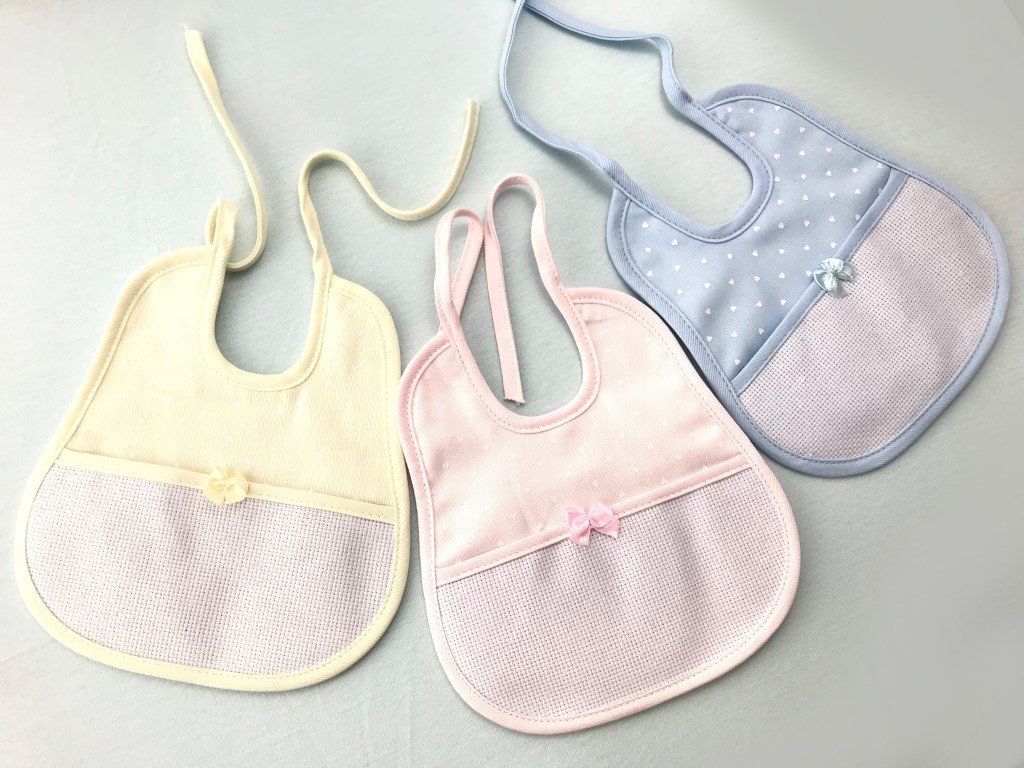 bavaglino ricamo filati tre sfere