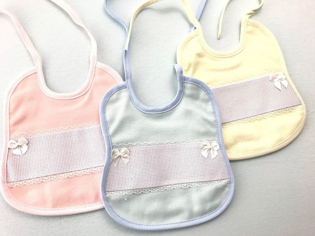 bavaglino ricamo filati tre sfere