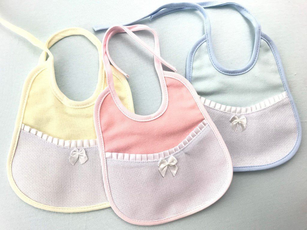 bavaglino ricamo filati tre sfere