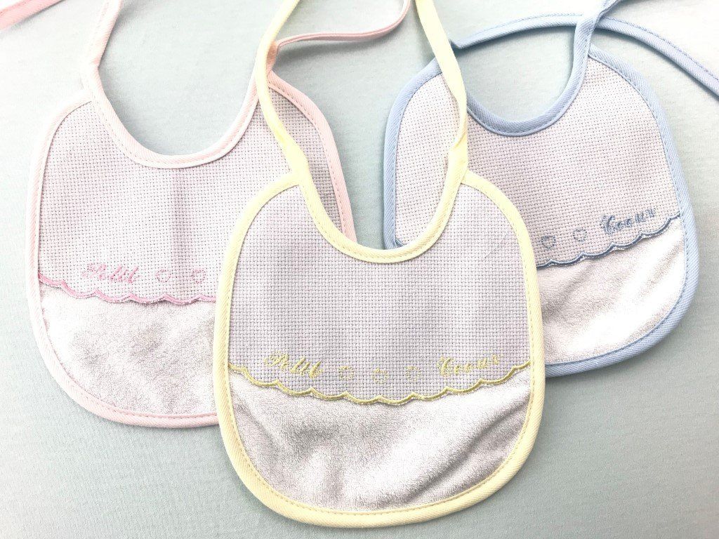 bavaglino ricamo filati tre sfere