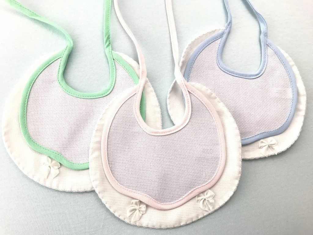 bavaglino ricamo filati tre sfere