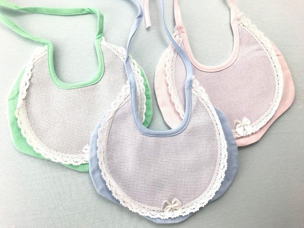 bavaglino ricamo filati tre sfere