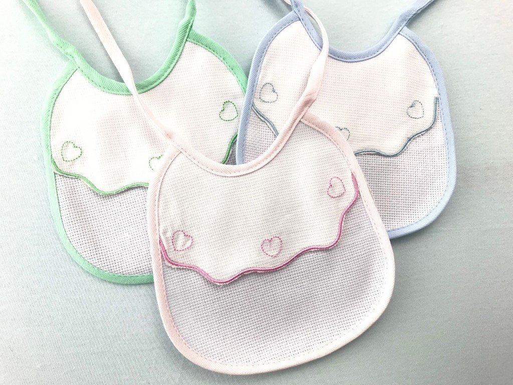 bavaglino ricamo filati tre sfere