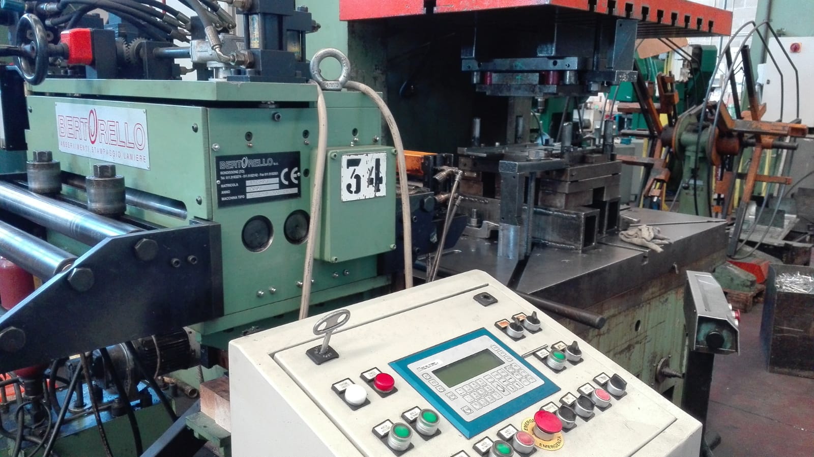 pannello comandi macchinario per lavorazione lamiere